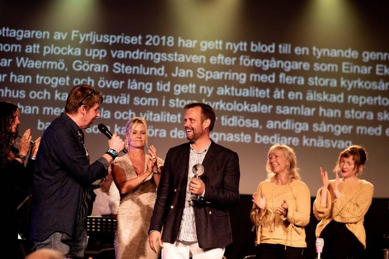 Sångaren Mikael Järlestrand fick Fyrljuspriset 2018. Utdelare var Urban Thoms på tidningen Dagen.