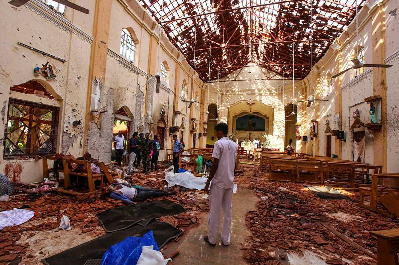 St. Sebastians Church är totalt urblåst efter terroristernas attack. På golvet ligger ännu döda kroppar som inte hunnit tas om hand.