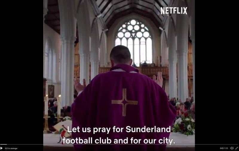 Prästen Marc Lyden-Smith ber med och för sin församling. Bönen gäller invånarna i Sunderland och det krisande fotbollslaget som påverkar hela staden.