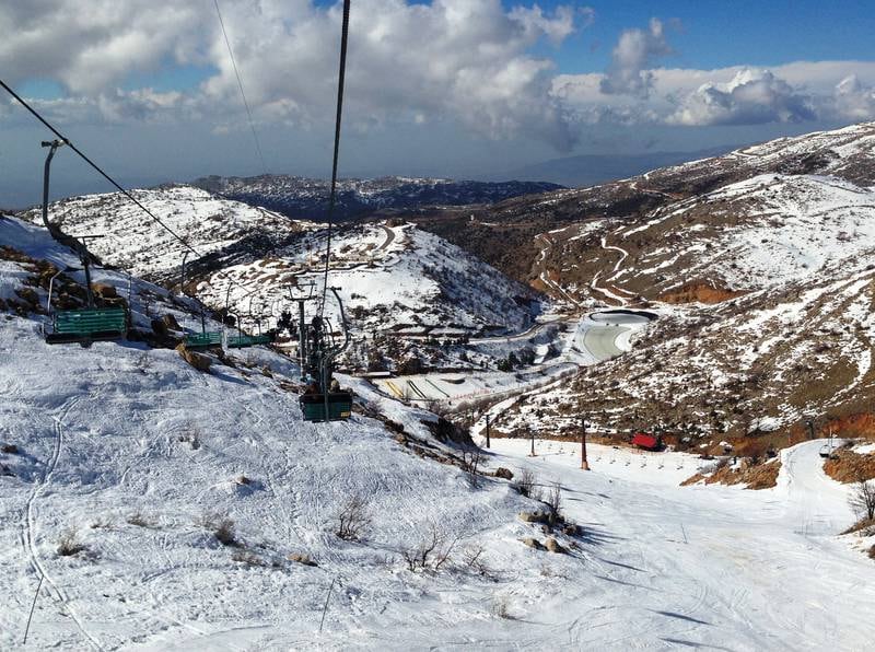 Trots att vädret är perfekt för skidåkning och liftarna är i full gång är Hermonberget nära den syriska gränsen till stora delar tomt på besökare.