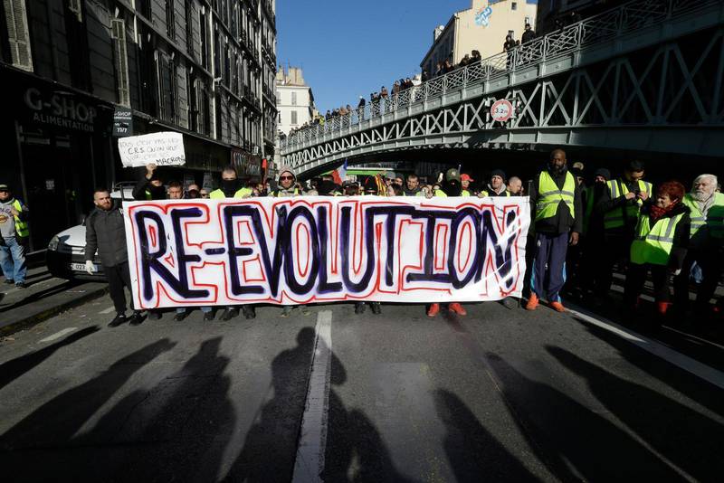 Runt om i Frankrike hålls demonstrationer i dag lördag. Här marscherar "gula västarna" i Marseille.