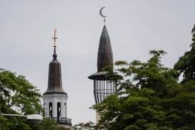 Svenskar vill hellre bo granne med fängelse än med “religiöst centrum”