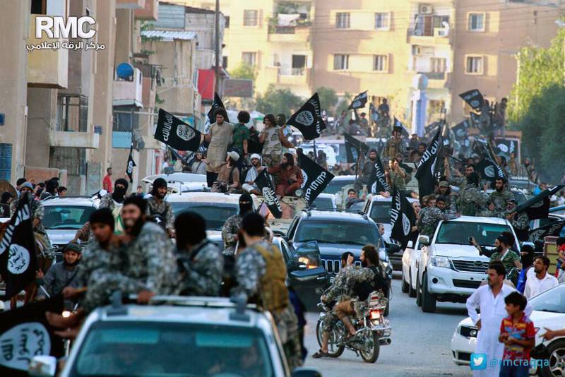 IS paraderar i syriska staden Raqqa, som har blivit deras ideologiska huvudstad.