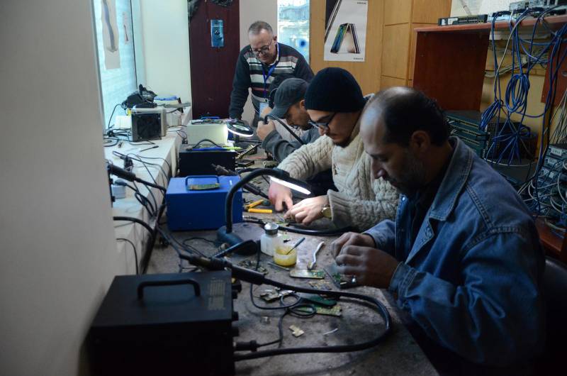 Utbildning. MECC vill hjälpa människor att försörja sig själva. Här får män i Syrien lära sig att laga elektronik ...