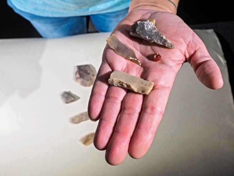 GAMMALT. Yxor och verktyg av flinta samt en pärla är några av arkeologernas fynd.
