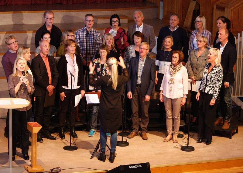 Flera av körens medlemmar är solister. Här Lotta Fahlén som solist.