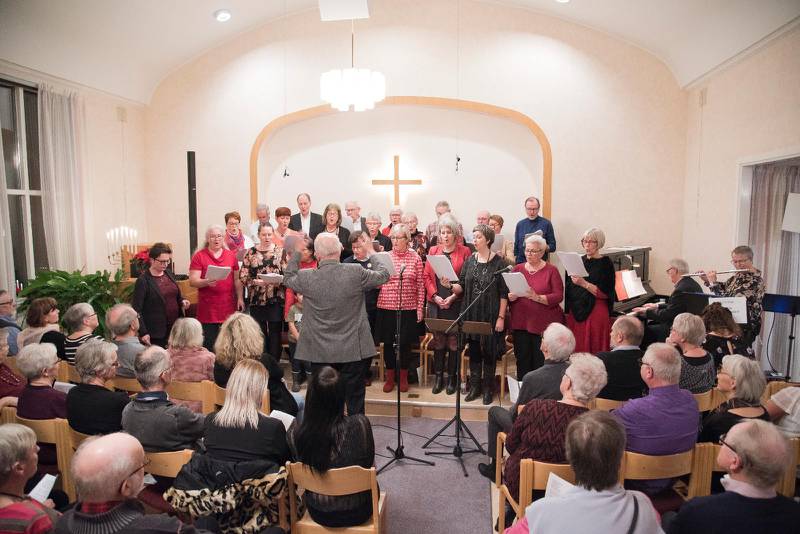 Knökat. "Minns du sången" julspecial fyllde Filadelfiakapellet i Skultorp som aldrig förr. Ledare och dirigent var Anders Jaktlund.