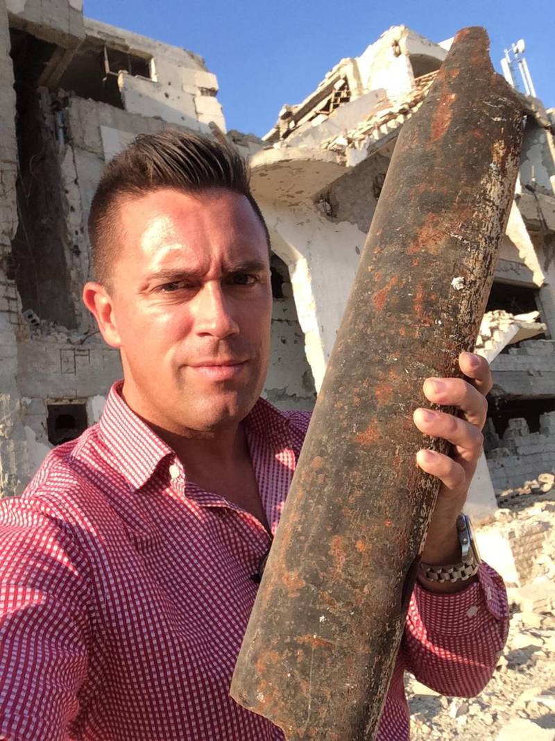 SPÖKSTAD. Martin Källstrand i Syrien 2016 framför ett sönderbombat hotell i den kristna staden Maloula. 