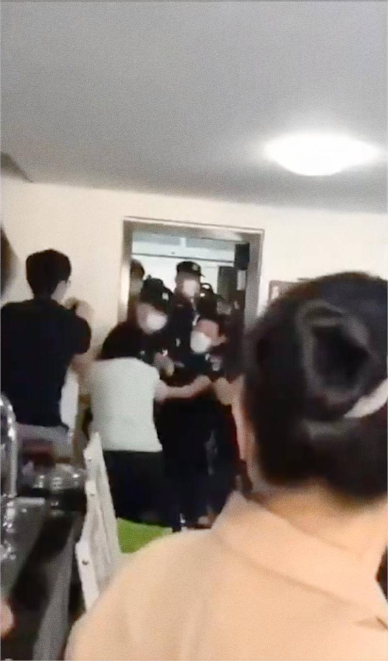 Polisens tillslag mot husförsamlingen i Kina fångat på videobilder.
