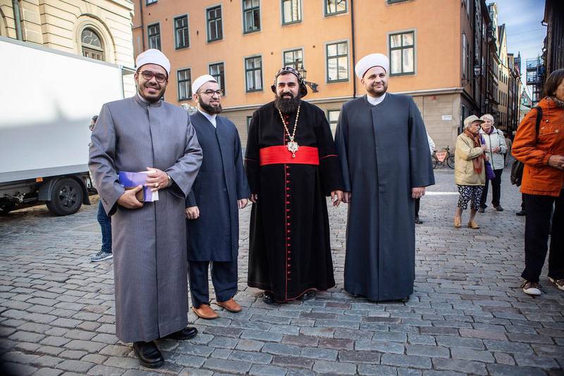 Den ortodoxa kyrkans svenske ärkebiskop Benjamin Atas tillsammans med tre imamer.