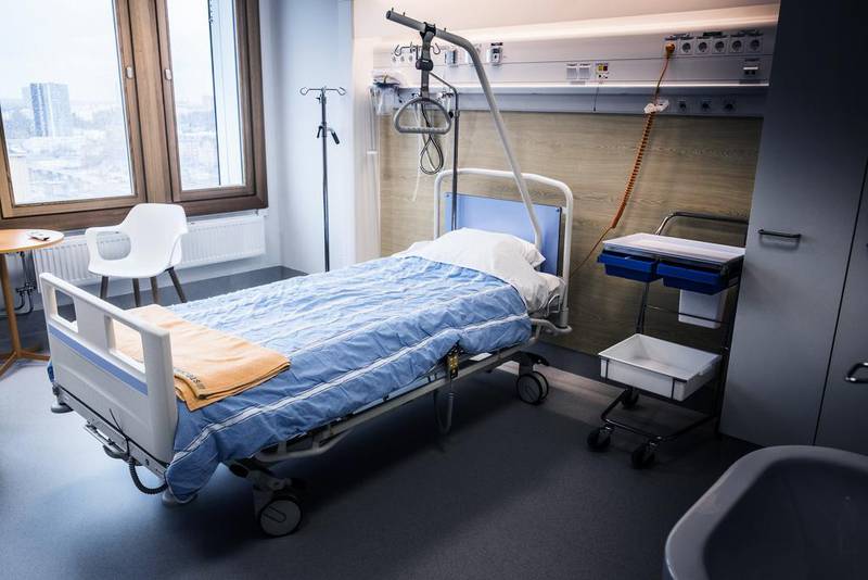 Sjukhussäng på Nya Karolinska sjukhuset i Solna. Bilden har ingenting med artikeln att göra.