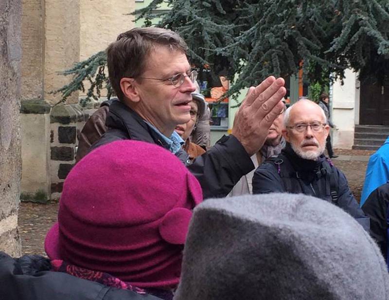 Guiden Tomas Nygren förklarar för sin grupp om Luther och vad hans betyder för kyrkan idag.  