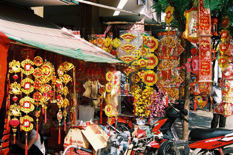 Krimskrams är omtyckt i Vietnam och säljs i varje gathörn.