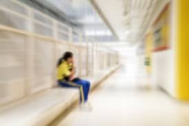 Barn får sitta i korridoren under mindfulness i klassrummet