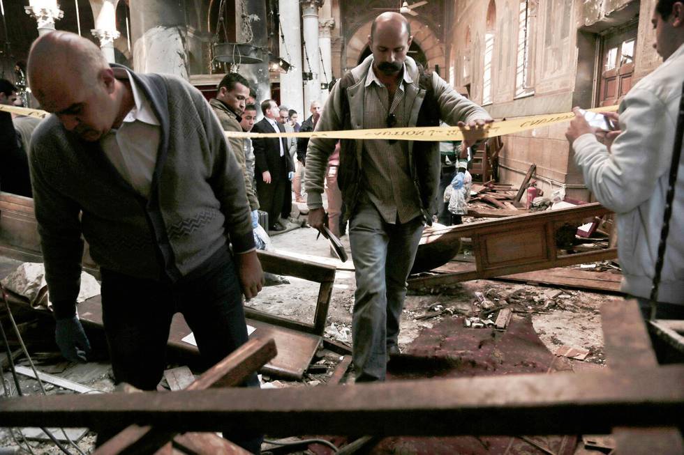 Säkerhetsstyrkor undersöker St. Mark Cathedral i Kairo efter bombattentatet den 11 december 2016.