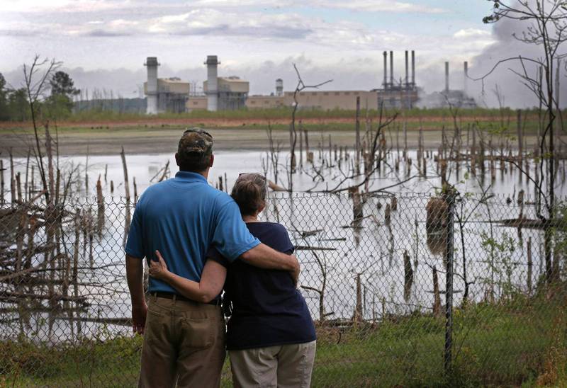 Bryant och Sherry Gobble tittar ut över den döda sjö som är effekten av kolbrytningen i Dukeville, North Carolina.