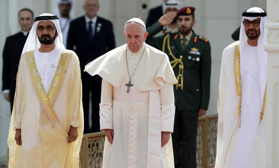 Påve Franciskus är på besök i Förenade arabemiraten. På bilden flankeras han av Abu Dhabis kronprins Mohammed bin Zayed Al Nahyan (till höger) och shejken Mohammed bin Rashid al Maktoum.
