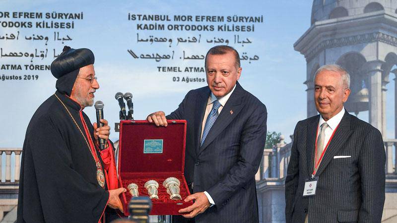 Yusuf Cetin, Istanbuls ärkebiskop, överlämnar en gåva till president Erdogan i samband med byggstarten av den nya kyrkan.