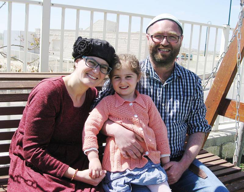 Eli och Cecilia Leah Janovsky, här med dottern dottern Batel, flyttade för tio år sedan till den israeliska bosättningen Maon, söder om den palestinska staden Hebron.