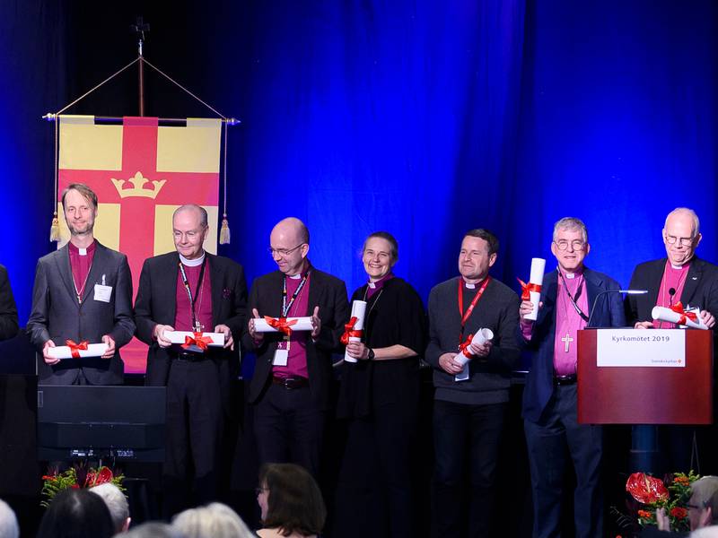 Alla Svenska kyrkans biskopar samlade på en scen under kyrkomötet 2019.