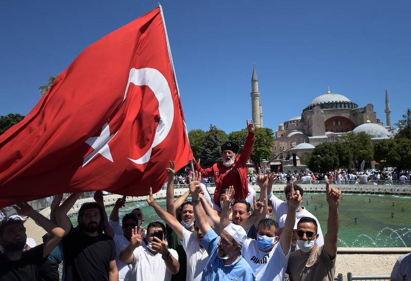 Jublande muslimer i Istanbul firar fredagsbönen i Hagia Sofia.