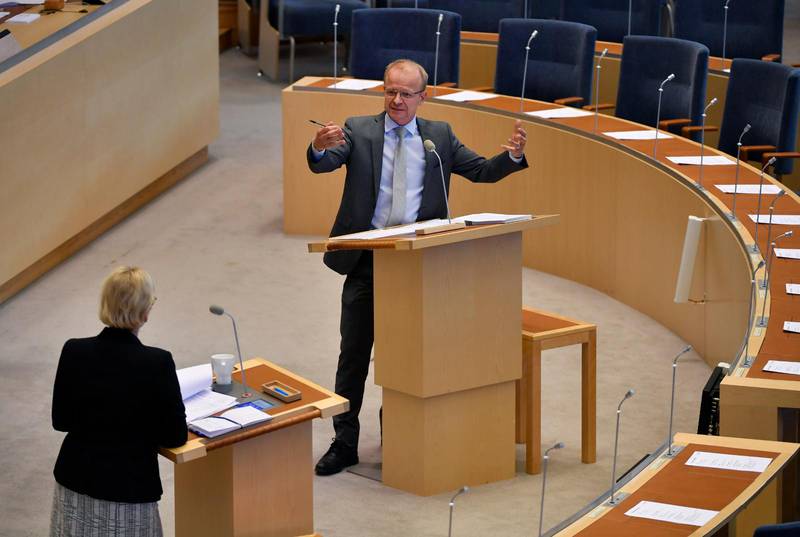 Mikael Oscarsson (KD) debatterar med utrikesminister Margot Wallström i riksdagen.