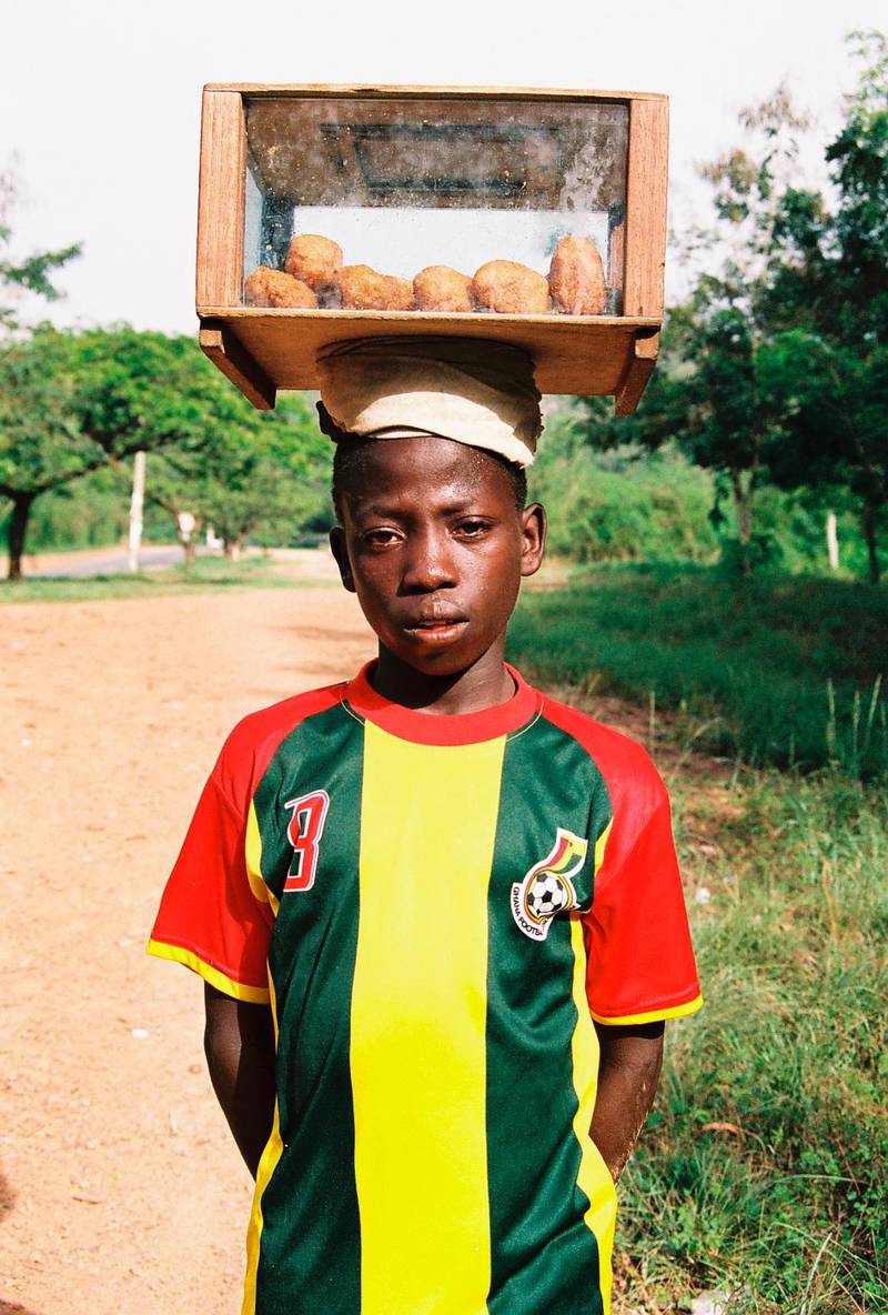 Ung muffinsförsäljare i Akosombo.