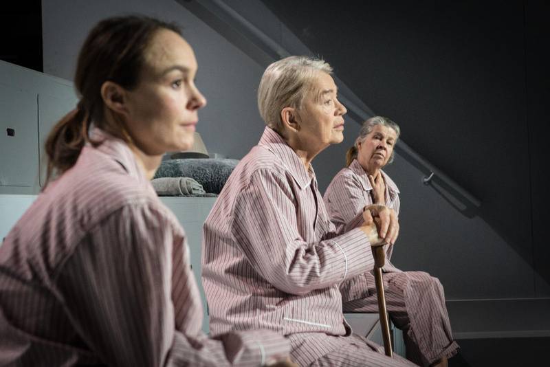 Anita Ekström, Rebecka Hemse och Ingela Olsson spelar huvudrollen i ”De oroliga” på Dramaten. Pjäsen bygger på Linn Ullmans bok om sina föräldrar Ingmar Bergman och Liv Ullman.