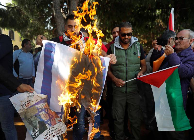 PROTEST. En israelisk flagga bränns i Libanon. När samma flagga brändes i Tyskland under en demonstration väckte det starka reaktioner, och nu reagerar politikerna.