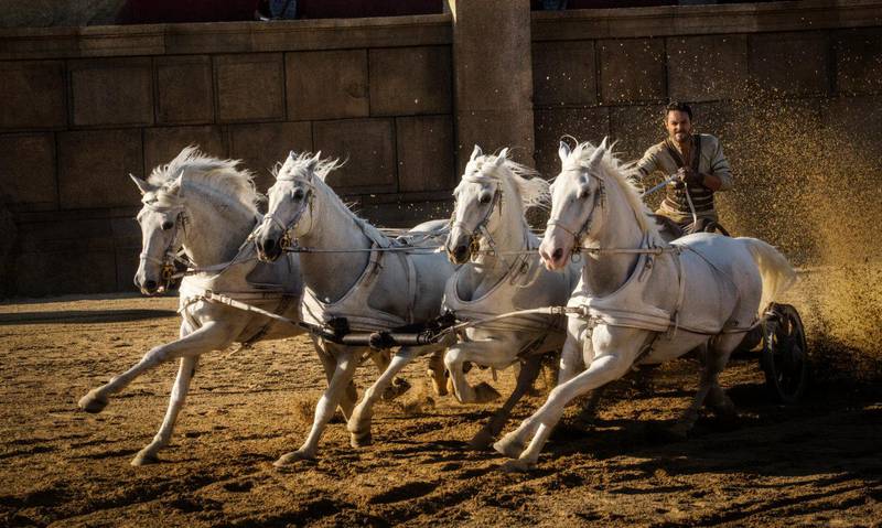 Ben Hur kör fyrspann vita hästar genom en kurva i storfilmen med samma namn
