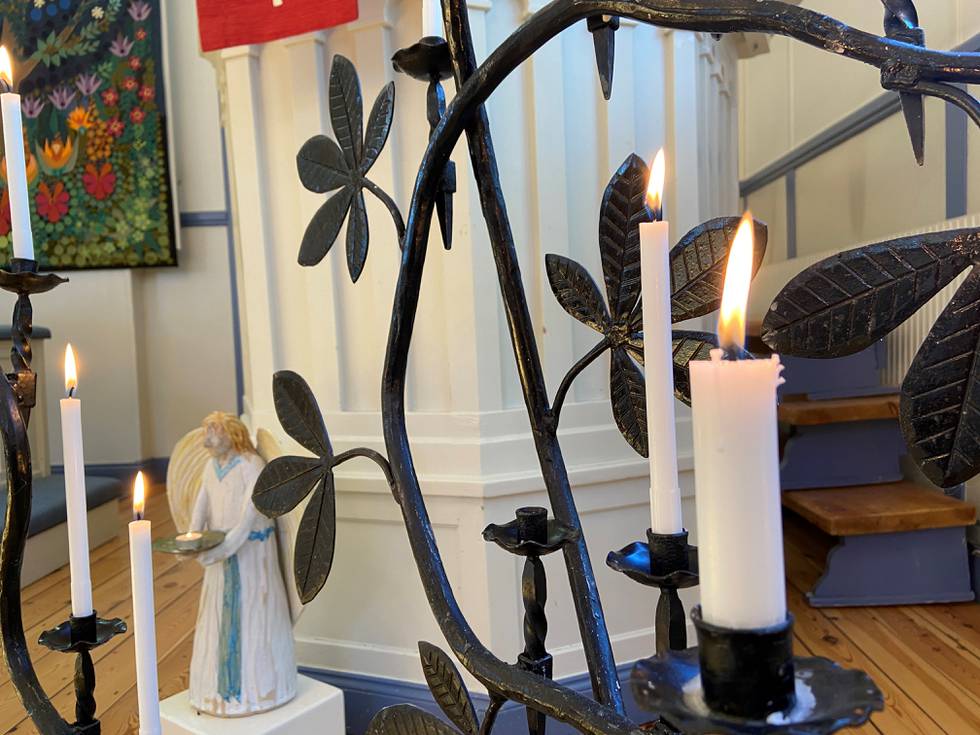Ljusen lyser i Hagabergs kapell där diakonen Minna Johansson tar emot efter dödsfallet på en kristen friskola.