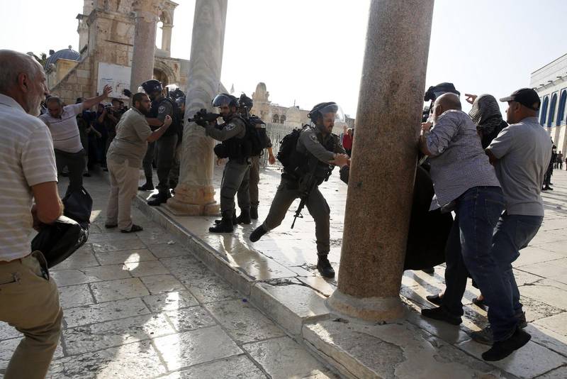 Oroligheter bröt ut under torsdagen kring al-Aqsamoskén. Demonstranter kastade sten mot polisen som svarade med tårgas och gummikulor.