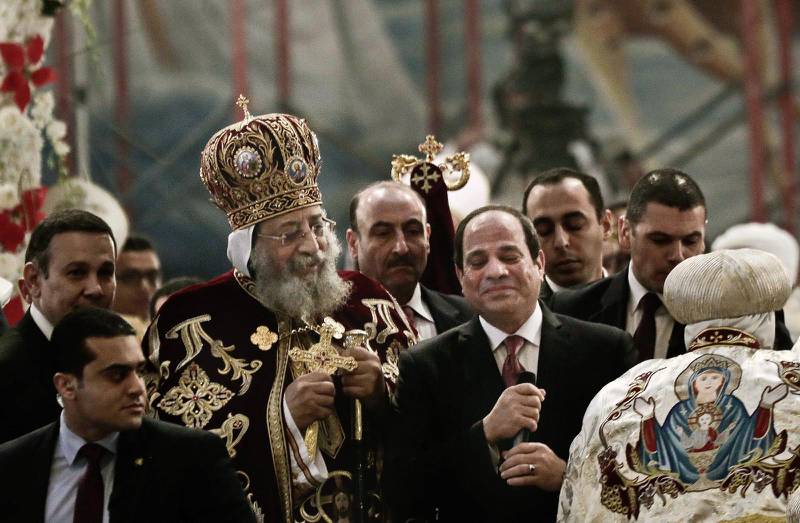Koptiska påven Tawadros II tittar på Egyptens president Abdel-Fattah el-Sissi.