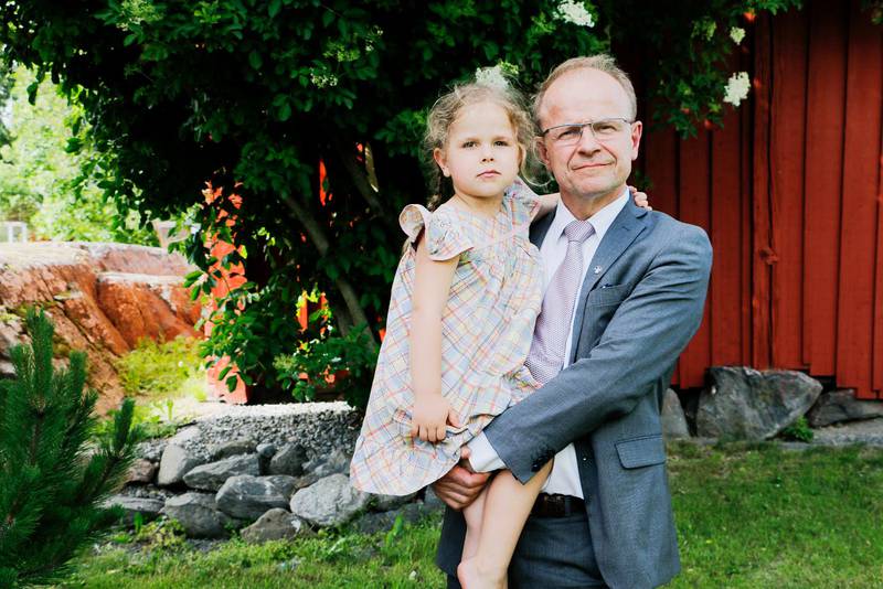 I SORG. Mikael Oscarsson fru Petra dog 2017. Nu talar riksdagsledamoten om den stora sorgen. I famnen håller han dottern Alina, 4 år.