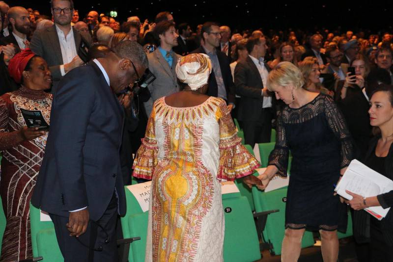 Utrikesminister Margot Wallström vid Denis och Madeleine Mukweges sida.