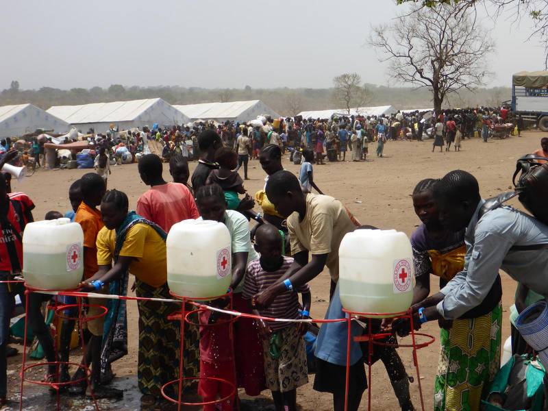 Röda korset i Ugandas ser till att det finns vatten i flyktinglägret i Imvepi.