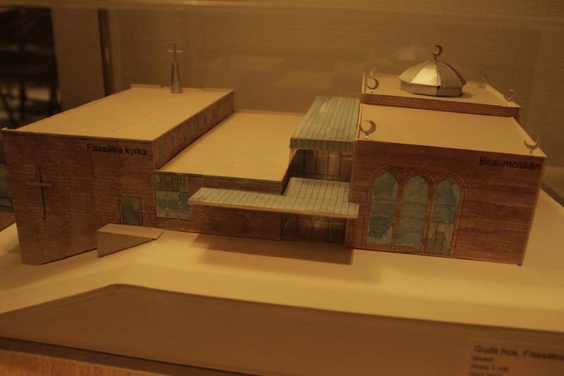 Kyrka och moské med glasat innetorg emellan. Modellen visar framtidsplanerna för projektet Guds hus i Fisksätra.