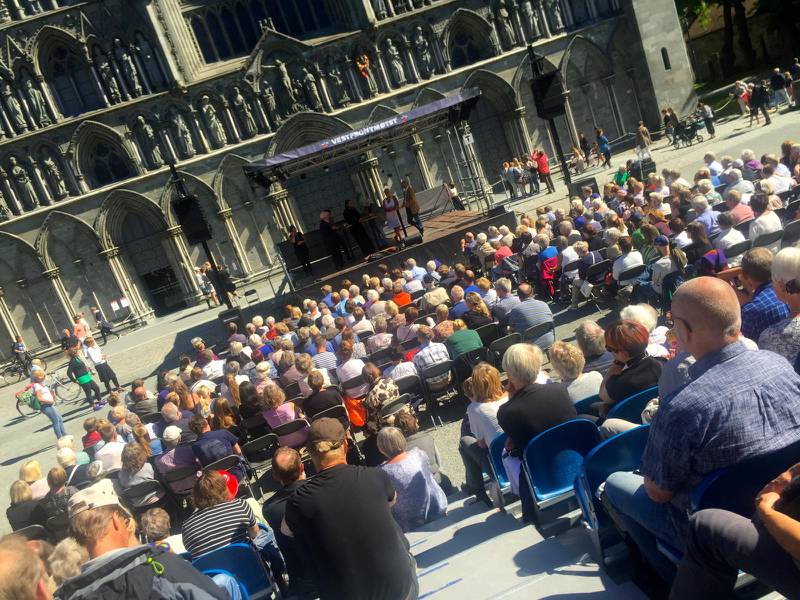Folkfest. Den existentiella festivalen Olavsdagene i Trondheim lockar tusentals besökare. Framför Nidarosdomen lyssnar en stor publik till ett panelsamtal som ställer frågan ”Hur kan vi leva ett anständigt liv i världens rikaste land?”.