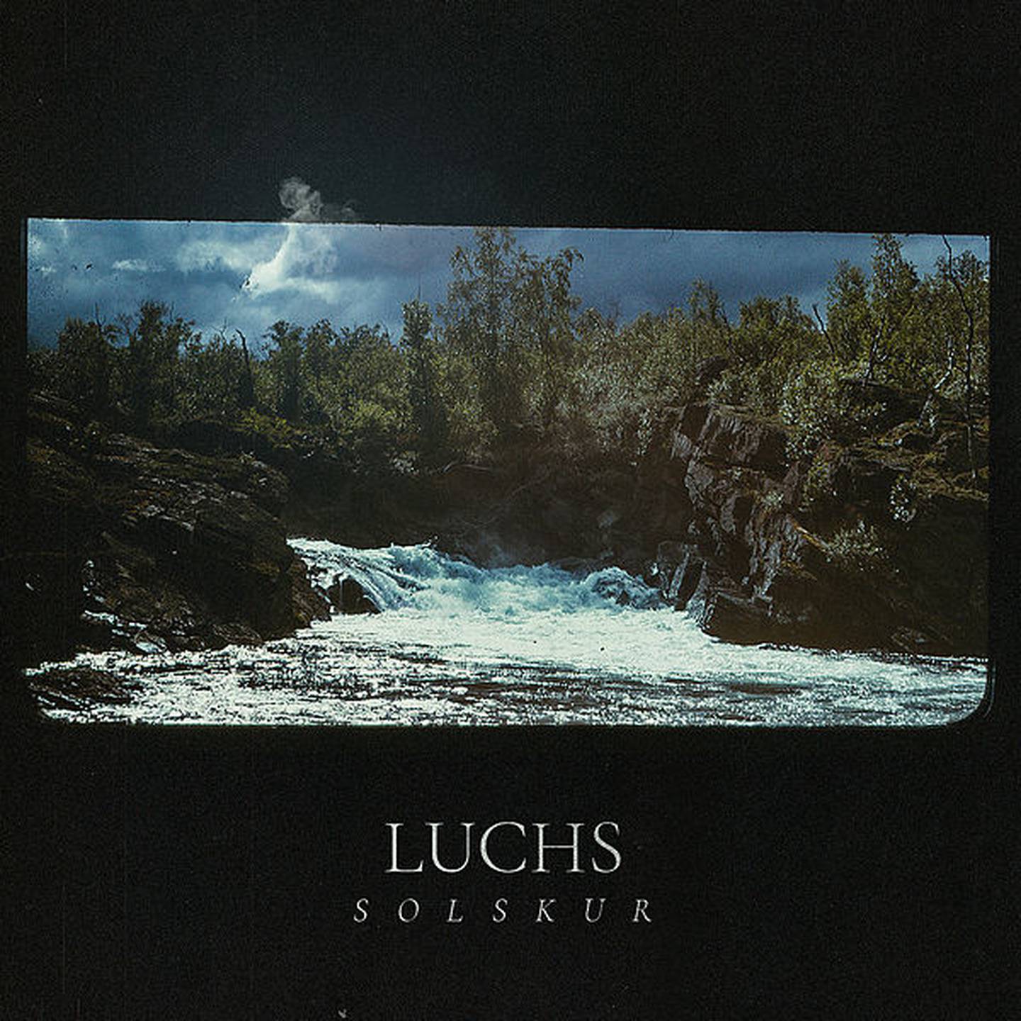 Luchs "Solskur" Skivomslag (2020). Artist och kompositör är Patrik Berg Almkvisth.