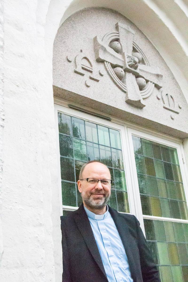 ”Här på landet upplever jag att de flesta tror på Gud. Jag vet inte hur det är i stan”, säger den tyske prästen Arthur Porsche som på grund av prästbristen flyttat till Munkfors.