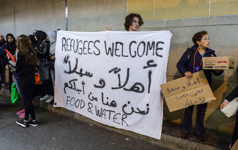 Många svenskar har begett sig ut för att välkomna de flyktingar som tagit sig hela vägen till Sverige. 