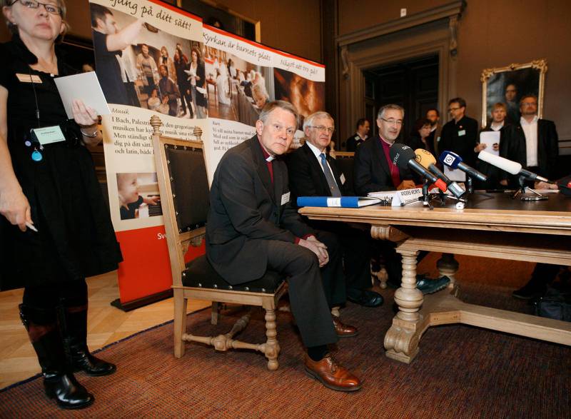 Från vänster, dåvarande ärkebiskop Anders Wejryd, kyrkomötets dåvarande ordförande Gunnar Sibbmark och Esbjörn Hagberg, dåvarande biskop i Karlstads stift, vid en presskonferens efter att beslutet om samkönade vigslar.