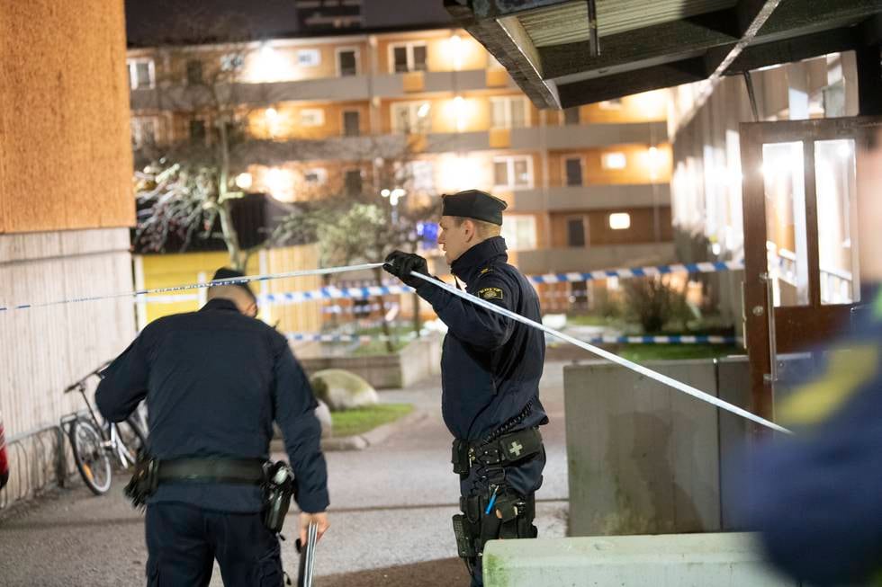 Poliser utreder en explosion i Husby.