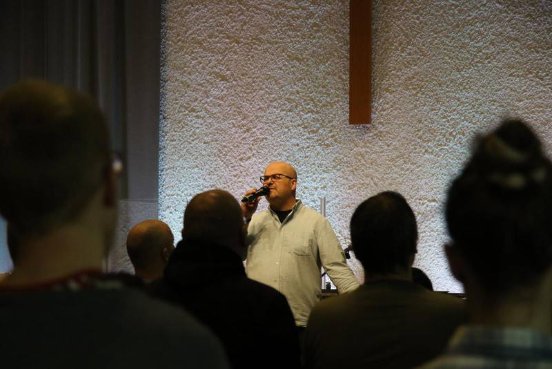 Tomas Nestander sjunger i gudstjänsten i pingstkyrkan Umeå dit cirka 250 personer kom på söndagen.