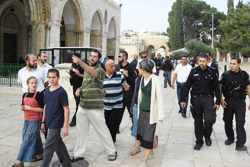 Poliser eskorterar en judisk grupp utanför al-Aqsamoskén på Tempelberget.