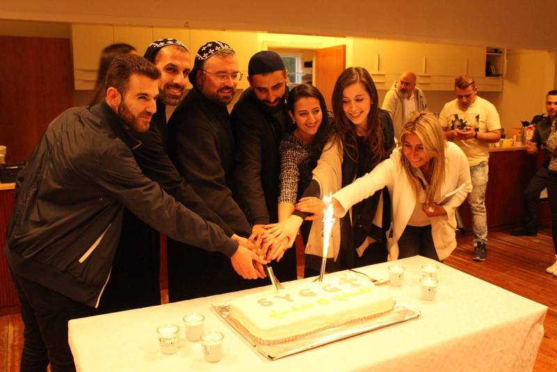På fredagskvällen var det tårtfest. Konferensens planeringsgrupp tillsammans med några präster skär första tårtbiten.