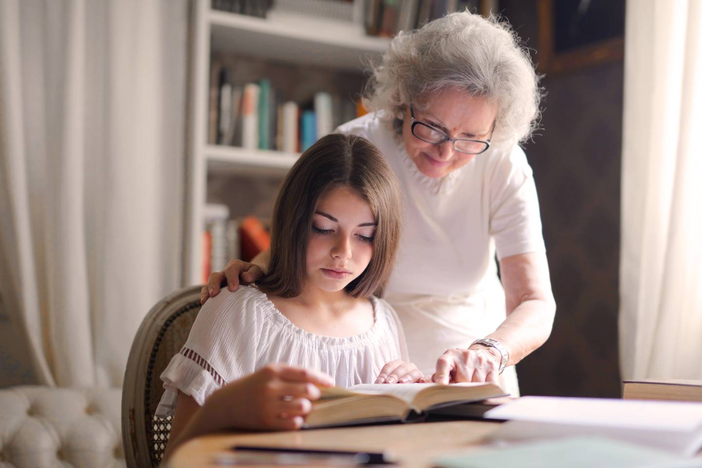äldre kvinna undervisar yngre flicka