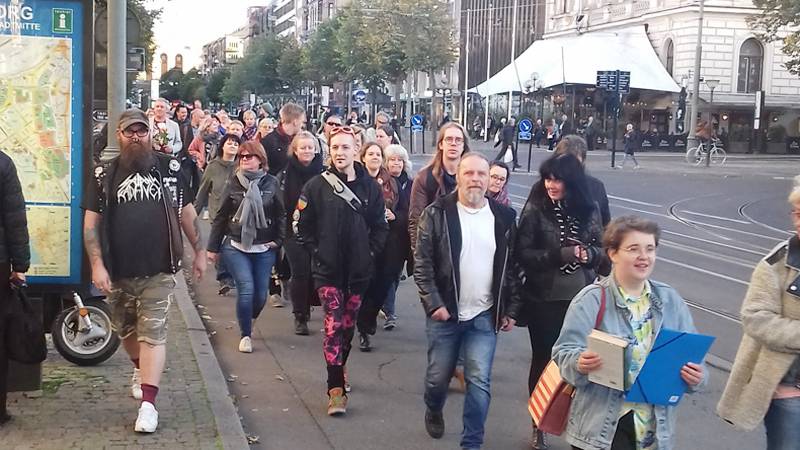 Kärleksdemonstration i Göteborg efter otillåtna nazistdemonstrationen.