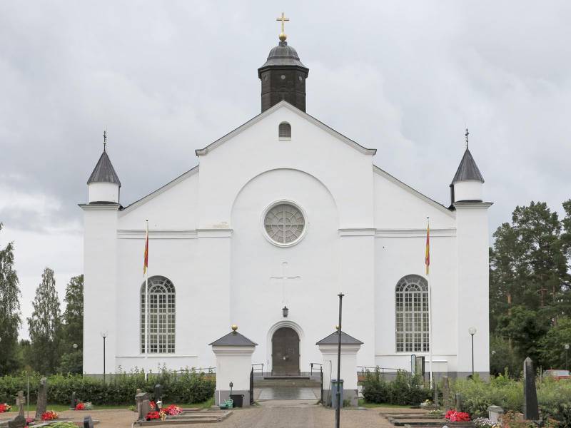 Järvsö kyrka. Margaretha vill ha med sin barndoms kyrka på listan. "Sveriges största landsortskyrka", skriver hon.