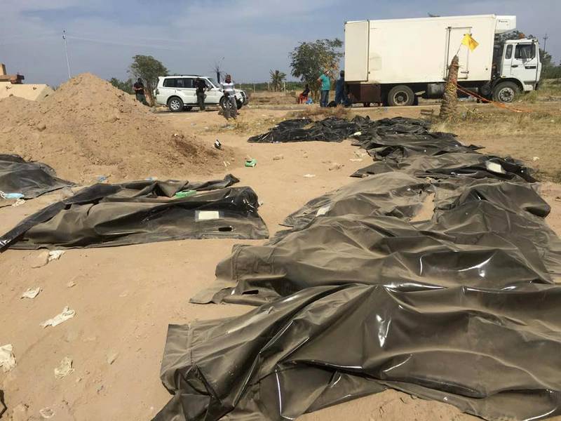 Kroppar ur en tidigare hittad massgrav i närheten av Tikrit. De tros vara kvarlevor av irakiska soldater som dödats av terrorrörelsen IS.